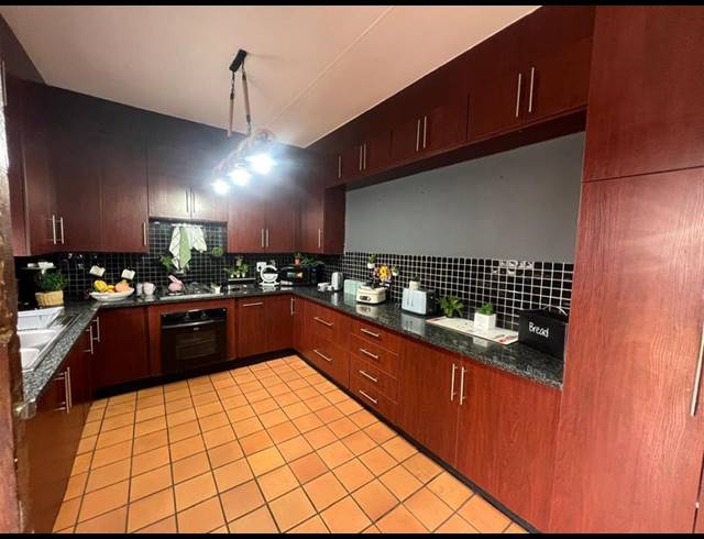 4 BEDROOM HOUSE FOR SALE IN DORANDIA